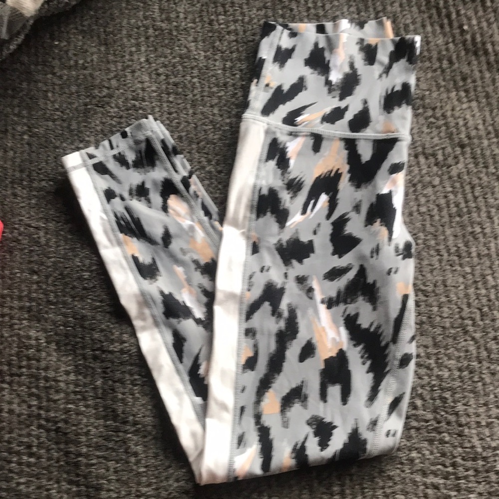 Aerie Gray and Black Patterned Leggings
